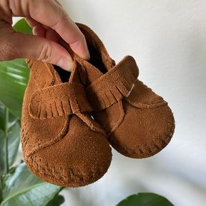 Minnetonka Front Strap Bootie size 4